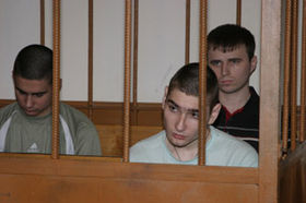 Днепропетровские маньяки: Виктор Саенко (слева), Александр Ганжа (в центре) и Игорь Супрунюк (справа) в зале суда.