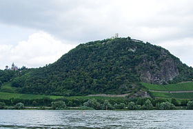 Драхенфельс на фоне протекающего Рейна.