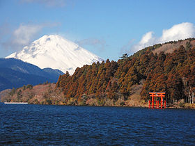 Край кратера. Озеро Аси.  Гора Фудзи на заднем плане, тории храма Хаконэ на переднем плане.