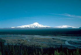 Санфорд (слева) и горы Врангеля. Снимок USGS.