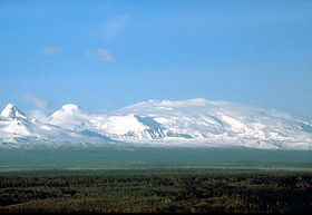 Действующий вулкан — гора Врангель (4996 м)