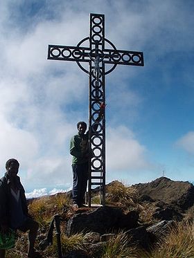 Крест на вершине горы