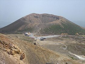 Один из кратеров вулкана Адзума — Исаикё(25 мая 2007 г.).