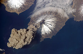 Выброс вулканического пепла. Вулкан Кливленд, Аляска 23 мая 2006 г