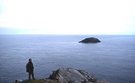 Вид на скалистый остров Аут Стек с острова Макл Флугга