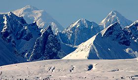 Горные пики Аляскинского хребета. Недалеко от трассы Анкоридж  — Фэрбанкс.