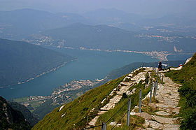 Вид с Монте-Дженерозо на озеро Лугано и Мелиде