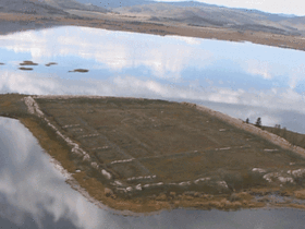 руины крепости Пор-Бажын на озере Тере-Холь