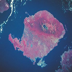 Ломбок — вид из космоса. В северной части острова отчётливо видно массив вулкана Ринджани.
