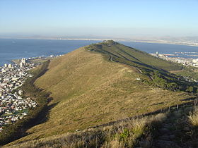 Вид на Сигнал-Хилл с северного склона Львиной Головы