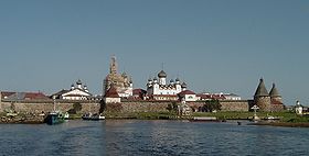 Вид на монастырь со стороны Белого моря