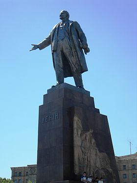 Statue of Lenin in Kharkiv 2.JPG