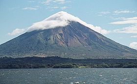 Вулкан Момбачо. Вид со стороны озера Никарагуа.