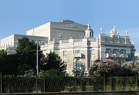 Вид на театр со стороны проспекта Ленина