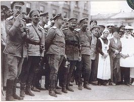 Парад Добрармии по случаю освобождения города от красных. Июнь 1919. В центре Деникин