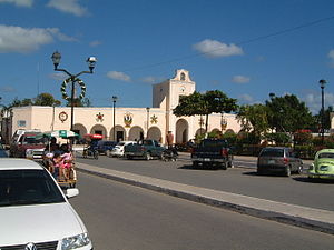 2002.12.30 07 Plaza ayuntamiento Ticul Yucatan Mexico.jpg