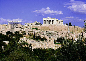 Вид на холм Акрополя, увенчанный Парфеноном