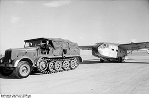 Bundesarchiv Bild 101I-561-1130-24A, Grosseto, Zugkraftwagen, Lastensegler Gotha Go 242.jpg