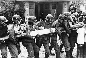 Bundesarchiv Bild 146-1979-056-18A, Polen, Schlagbaum, deutsche Soldaten.jpg