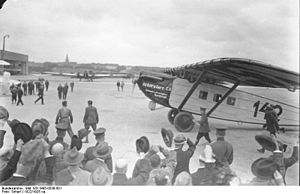 Bundesarchiv Bild 183-1985-0530-501, Berlin, Landung von Walter Mittelholzer.jpg