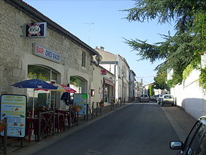 Centre-bourg de Chaniers.jpg