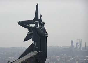 Вид на монумент со стороны парка культуры и отдыха имени Ленинского комсомола[1]