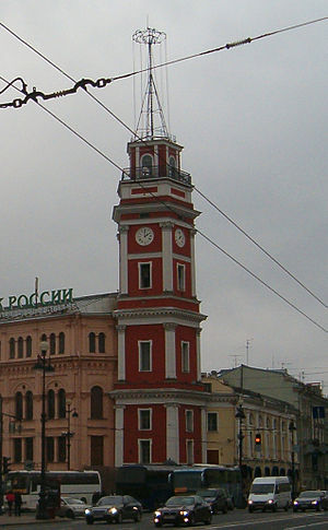 Вид с Невского проспекта. Хорошо видна асимметрия между зданием Думы (слева от башни) и Серебряными рядами (справа от башни).