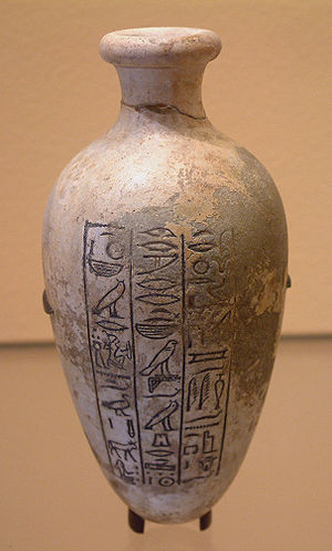 Египетские иероглифы на сосуде. Лувр