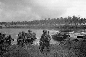 Первая волна американских солдат высаживается на острове Лос-Негрос. 29 февраля 1944 г.