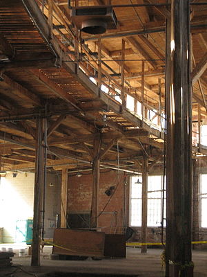 Внутри незаконченной части паровозного депо в мае 2008 года