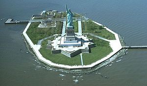 Как называется статуя в америке. 300px Liberty Island. Как называется статуя в америке фото. Как называется статуя в америке-300px Liberty Island. картинка Как называется статуя в америке. картинка 300px Liberty Island