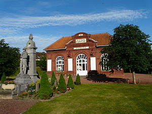 Mairie et monument aux morts de Proville (Nord, France).JPG