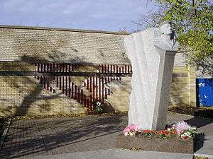 Памятник Петергофскому десанту, установленный на Яхтенной площади в Кронштадте