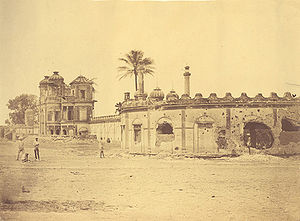 Экстерьер дворца Сикандар Баг в Лакхнау, март 1858. Альбуминовая серебряная печать, Феликс Беато.