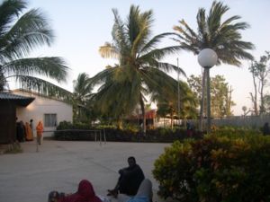 в какой стране находится город могадишо. 300px Somali05. в какой стране находится город могадишо фото. в какой стране находится город могадишо-300px Somali05. картинка в какой стране находится город могадишо. картинка 300px Somali05. Могадишо является не только официальной столицей Сомали, но и крупнейшим городом страны, ее культурным, индустриальным и финансовым центром. Город был основан арабскими колонистами примерно в IX веке, а название его означает «место шаха». История Могадишо довольно насыщена и интересна: долгое время он принадлежал мусульманским султанатам, после оказался под контролем Португалии, а затем был захвачен султаном Занзибара. В начале прошлого века город был выкуплен Италией, однако спустя полвека перешел в состав Сомали и получил статус столицы. К сожалению, с начала 1990-х годов Могадишо превратился в центр непрекращающейся гражданской войны, поэтому поездка сюда сопряжена с довольно большим риском. Однако, несмотря на весьма сложную военно-политическую ситуацию, в городе сохранилось множество красивых старинных улочек и зданий в афро-арабском стиле. Также в городе действует несколько интереснейших музеев, Национальный университет и международный аэропорт.