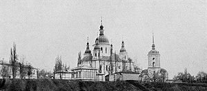 Дореволюционная фотография монастыря — с колокольней, снесённой в советское время.