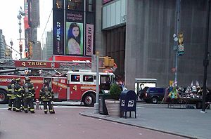 Тёмно-синий Nissan Pathfinder (справа) на Таймс-сквер через 27 минут после попытки взрыва.