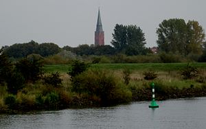 Weser bei Nienburg; im Hintergrund die St.-Martins-Kirche