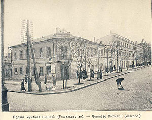 в каком городе находится ришельевский лицей. 300px odesa 1st gymnasium 1910. в каком городе находится ришельевский лицей фото. в каком городе находится ришельевский лицей-300px odesa 1st gymnasium 1910. картинка в каком городе находится ришельевский лицей. картинка 300px odesa 1st gymnasium 1910. Ришелье́вский лице́й — первое высшее учебное заведение в Одессе. Создан по указу императора Александра I в 1817 году, в 1862 преобразован в Новороссийский Императорский университет. Был назван в честь одесского градоначальника и губернатора Новороссии А. Э. де Ришельё, инициативе которого обязан своим существованием.