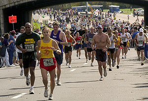 При каких условиях проходит марафонский забег?