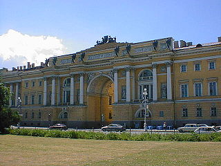 Арка, соединяющая Сенат и Синод. За ней — Галерная улица