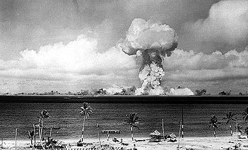 Атмосферный ядерный взрыв 1 июля 1946 года. Фотография сделана с башни на острове Бикини на расстоянии 3,5 милях (5,6 км).