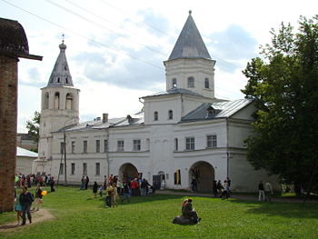 Gate Tower of the marketplace (Yaroslavovo Dvorische).jpg
