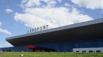 кишинев аэропорт код иата. 350px airport chisinau. кишинев аэропорт код иата фото. кишинев аэропорт код иата-350px airport chisinau. картинка кишинев аэропорт код иата. картинка 350px airport chisinau. Аэропорт Кишинев является главным международным аэропортом Молдовы. На современном месте расположения в пригороде Кишинева аэропорт был построен в 1960 году. Он был способен принимать габаритные самолеты, в том числе газотурбинные. Рейсы выполнялись на самолетах Ан-10, которые проводили беспересадочные перелеты в Горький, Минеральные Воды, Ленинград, Москву, другие большие города СССР. После постройки нового аэропорта пассажиропоток по сравнению с предыдущим 1959 г. возрос в 3 раза. С 1968 года на маршруты стали ставить самолеты Ан-24. С той же поры наладились грузовые авиаперевозки в крупнейшие города СССР на самолетах Антонова Ан-12. С 1969 года в Кишиневском аэропорту стали эксплуатировать реактивные пассажирские самолеты Ту-134. Позже именно эта модель стала наиболее эксплуатируемым самолетом Молдавии. На Ту-134 проводились регулярные рейсы по направлению Москва-Кишинев, на Ту-124 – Таллин-Кишинев. В 1972 г. число регулярных местных рейсов из аэропорта Кишинева возросло до 21. Стоимость билета на местные направления составляла от двух до шести рублей, за превышение нормы багажа нужно было вносить доплату до 8 копеек за один кг.
