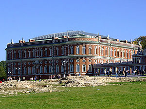 Хлебный дом со стороны центральной площади Царицынского дворцово-паркового ансамбля
