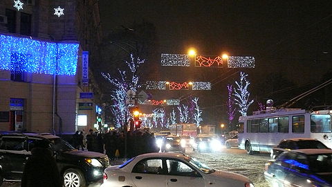 KharkovSumskayaIvanovaStreetBeforeNewYearNight.JPG