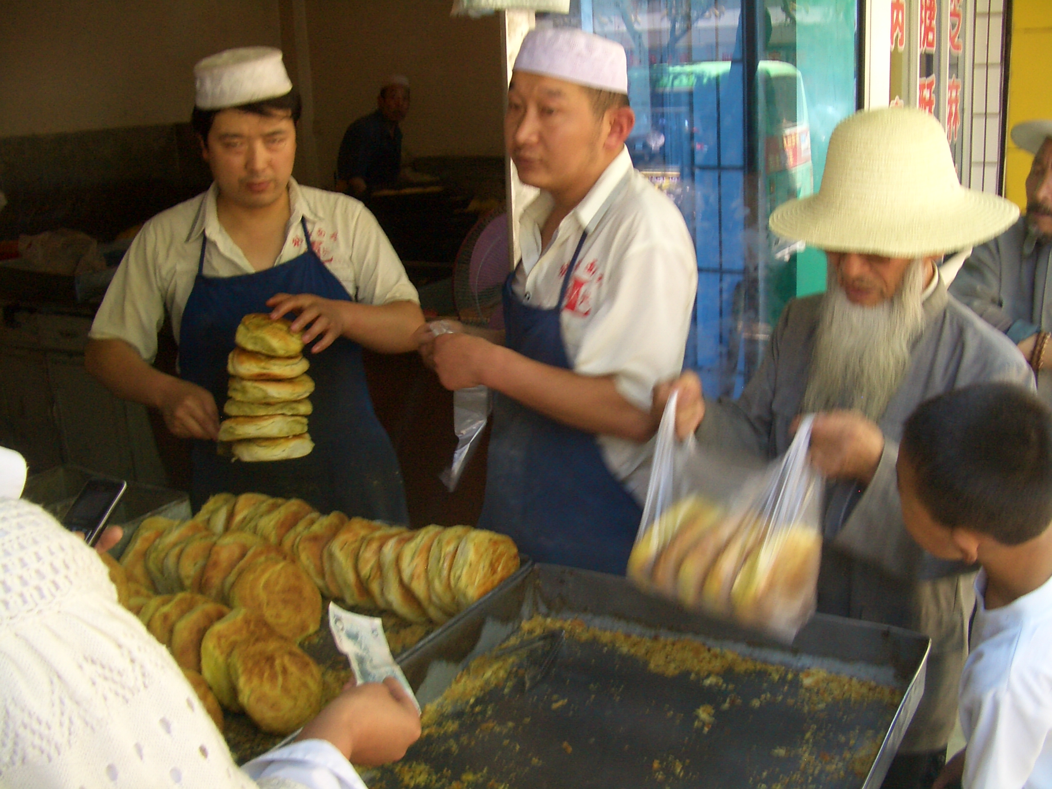 https://dic.academic.ru/pictures/wiki/files/53/5839-Linxia-City-Tuanjie-Lu-halal-bakery.jpg