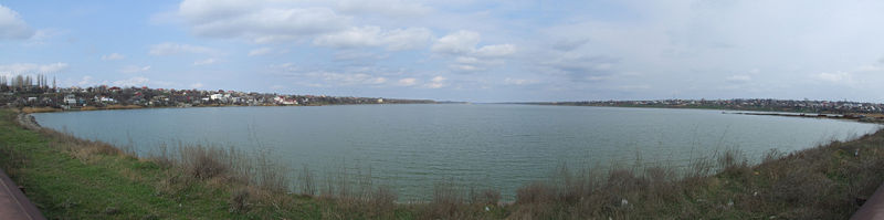 Панорама лимана с пересыпи, в левой части видно село Вапнярка, в правой — Новая Дофиновка