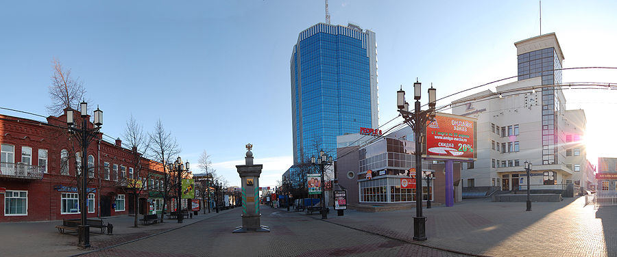 Ул. Кирова. В середине — &amp;quot;нулевая верста&amp;quot;, высотное здание — «Челябинск-сити», крайние здания слева и справа — главпочтамт