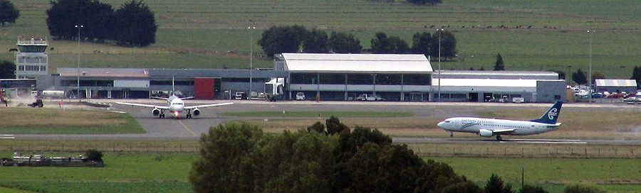 Boeing 737-300 (регистрационный номер ZK-NGF) Air New Zealand на взлёте с полосы 21; Airbus A320-200 той же компании ожидает на рулёжной дорожке освобождение полосы. Февраль 2009 года